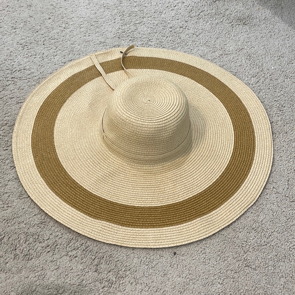 Floppy sun tan hat